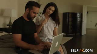 ̄�시한 갈색 머리를 필요 닭이 큰 스트레칭하는 그녀의 음부