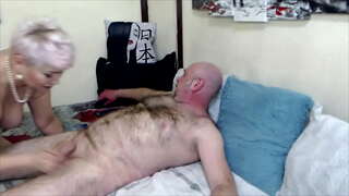 Depraved ಎದೆ ತುಂಬಿದ ರಷ್ಯನ್ ಸೂಳೆ AimeeParadise ಶ್ರದ್ಧೆಯಿಂದ ಡಿಕ್ ಹೀರುವಾಗ, ತನ್ನ ಪ್ರೀತಿಯ ಪತಿ ...