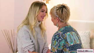 Groot borste milf gat gelek deur&#039;n klein tiete lesbiër babe