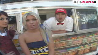 Izozki saltzaileak egiten threesome arraio bere izozki van