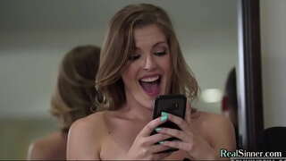 הויך בלאָנדע אַסספוקקעד דורך בעסטער מענטש איידער די חתונה