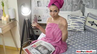 Big boobed latina púma mamaí marcaíocht ar a stepsons dick