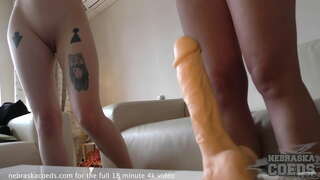 Hazing zanany miezaka isan-karazany dildos mba hahita ny fomba lehibe dia lehibe loatra