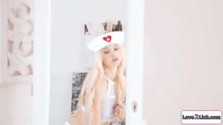 Petits seins blonde s&#039;habille comme une infirmière pour un jeu de rôle.Elle prend soin de sa plantureuse gf et le lèche et doigte la chatte.Elle facesits comme shes cerclées