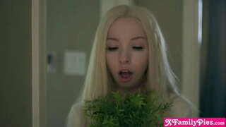 Моја незасита млада минијатурни полусестра није могла да престане да јебем шлюшку