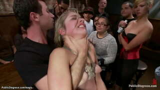 سنہرے بالوں والی ، dominatrix کی Lorelei Lee تعلقات gagged سنہرے بالوں والی ، گھٹنوں پر اور کاناس اس بھیڑ کے لئے عوامی جگہ میں پھر جیمز دین اور اجنبی gangbangs اس