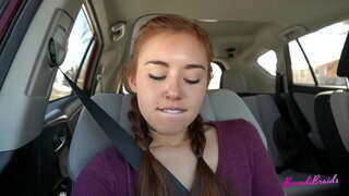 Horny ស្លុតមិនអាចបញ្ឈប់លេងជាមួយ Pussy នៅក្នុងរថយន្តនិងសាធារណៈ៖Brandibraids