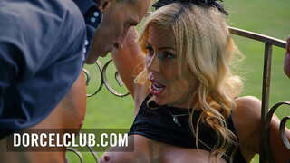 Seks u parku s prsata plavuša милфой