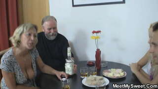 Juna beleco havas sekson kun maljuna paro Juna beleco havas sekson kun maljuna paro