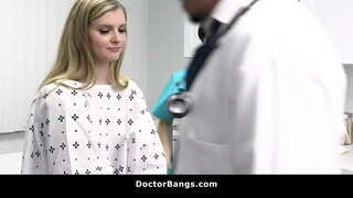 סוטה הרופא נותן טיפול אלטרנטיבי למטופל שלו