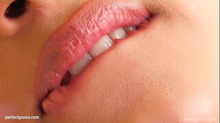 Lena anapata mwenyewe mbali na punyeto na vidole na dildo katika Kutoa Yangu Pink Lena anapata mwenyewe mbali na punyeto na vidole na dildo katika Kutoa Yangu Pink