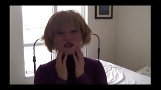 Битлек кейгән ҡатын-ҡыҙ ҡатын-ҡыҙҙар менән уйнаны һәм дилдо