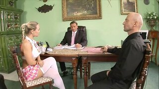 Les deux cornées enseignants punir naughty college babe Mia Leone avec de gros juggers