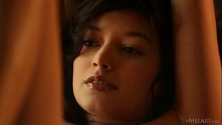 Американская подростковая Эден веселится в одиночестве