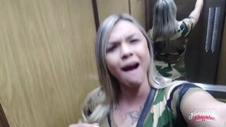 Kuuma tyttö imee munaa, ja ystävä, d.