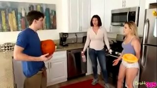 Faufiler avec demi-soeur que maman est en train de faire labore la maison